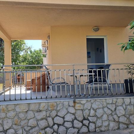 Apartments Miro Omišalj Buitenkant foto